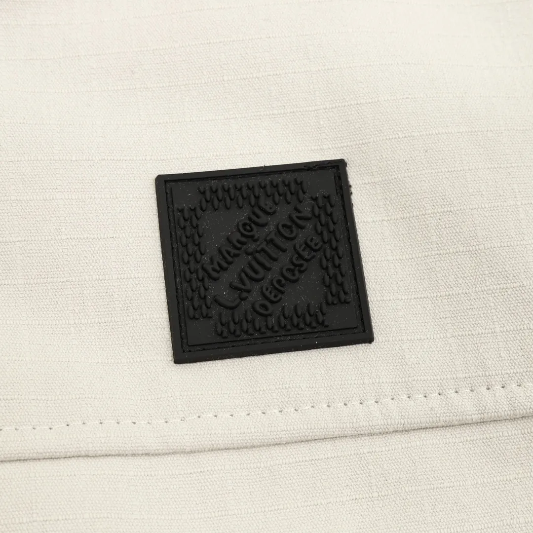 🅿️570 Louis Vuitton/Louis Vuitton presbyopic embossed work pocket windbreaker zippered cotton jacket. Purchase the original version and have it printed immediately. The fabric is a custom densely spun technical fabric with a dark grained pattern, and the upper body is silky and breathable. Infrared positioning cutting, workwear-style windbreaker design, the upper body is invincible and versatile. All details are customized and developed, and all hardware and accessories are restored to ZP. Size：XS-L